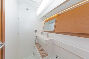 Shower - Sun-Kissed Sailing Adventure in Islas Sarónicas (Alimos)