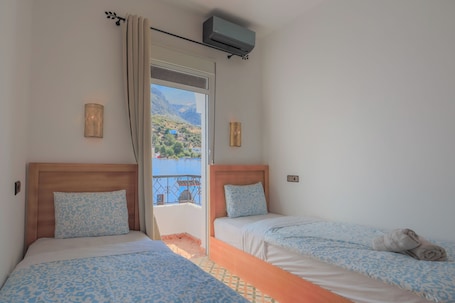 2 bedrooms, iron/ironing board, WiFi, bed sheets. Dar Si Driss: Stay in the Blue Pearl 2 BEDROOM + AC