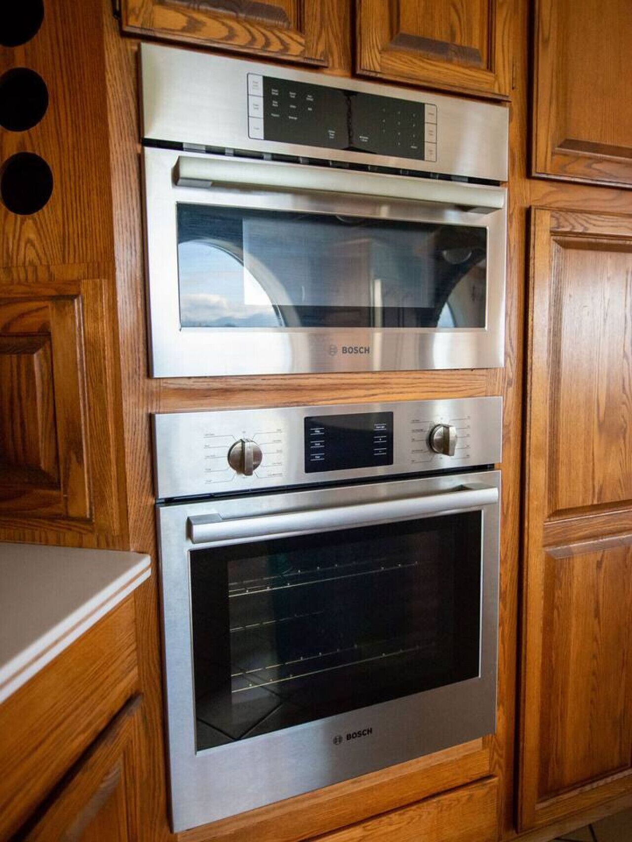 Eine Küche mit einem Backofen von Bosch, einer Mikrowelle und einem Toaster.