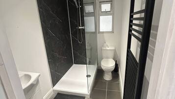 Casa, 2 habitaciones | Ducha del cuarto de baño