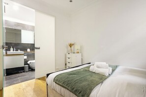 1 bedroom, iron/ironing board, free WiFi, bed sheets - Relaxing 1BR Flat | Near Gloucaster Stn. | ST (Greater London)