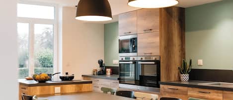 Four Ă micro-ondes, un four, surface de cuisson, lave-vaisselle