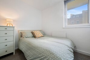 Room - 3-Bed Maisonette Near Metro (Greater London)