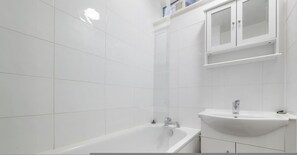 Bathroom - 3-Bed Maisonette Near Metro (Greater London)