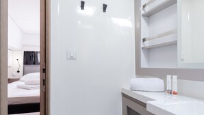 Une petite salle de bain comprenant des toilettes, un lavabo et un miroir.