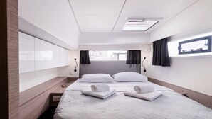 Une chambre d’hôtel avec un lit, des tables de chevet, une fenêtre et une vue sur l’extérieur.