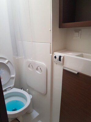 Shower - Sun-Kissed Sailing Adventure in Islas Sarónicas (Alimos)