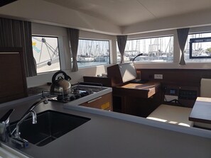 Private kitchen - Sun-Kissed Sailing Adventure in Islas Sarónicas (Alimos)