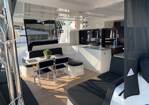 Outdoor dining - Sun-Kissed Sailing Adventure in Islas Sarónicas (Alimos)