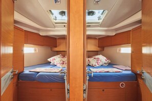 5 bedrooms, in-room safe - Sun-Kissed Sailing Adventure in Islas Sarónicas (Alimos)
