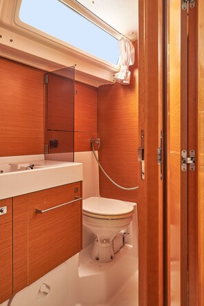 Shower - Sun-Kissed Sailing Adventure in Islas Sarónicas (Alimos)