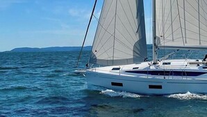 Un velero con varias velas en el agua.