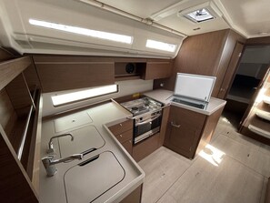 Private kitchen - Sun-Kissed Sailing Adventure in the Saronic Islands (Laurium)