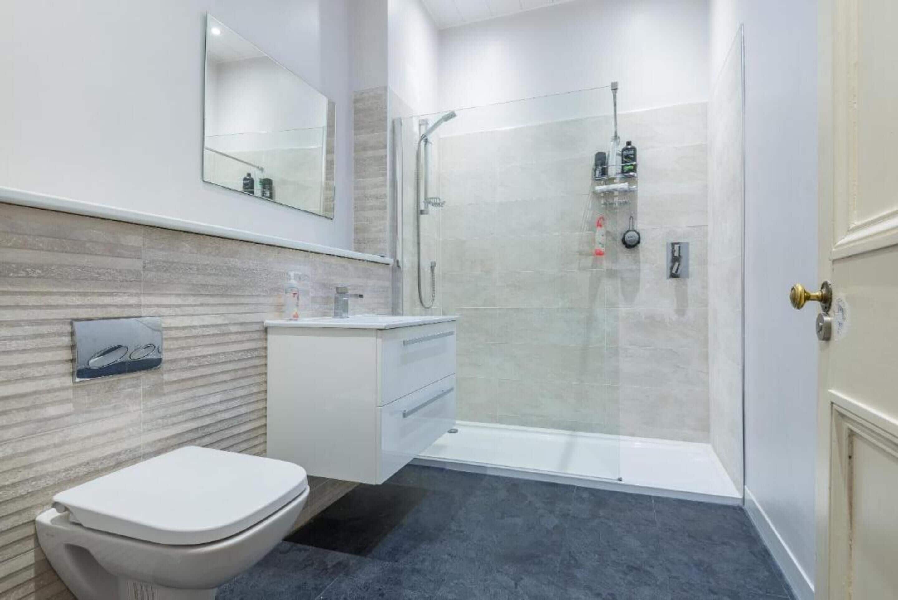 Standaard kamer, 2 tweepersoonsbedden (Family of 4) | Badkamer | Een douche, gratis toiletartikelen, een haardroger, handdoeken