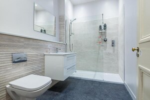 Ducha, artículos de tocador gratuitos, secador de pelo, toallas