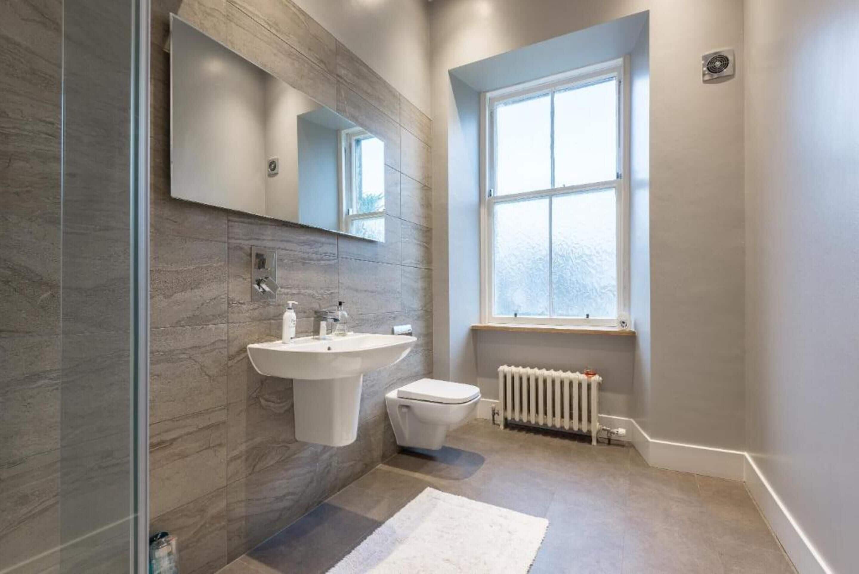 Standaard tweepersoonskamer | Badkamer | Een douche, gratis toiletartikelen, een haardroger, handdoeken