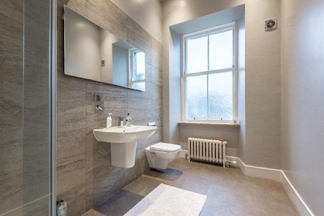 Standard Double Room | Bathroom. OYO Ashlea Manor