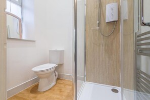 Dusche, kostenlose Toilettenartikel, Haartrockner, Handtücher