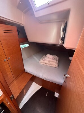 2 bedrooms, in-room safe - Sun-Kissed Sailing Adventure in Islas Sarónicas (Alimos)