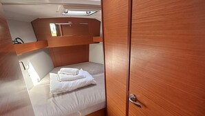 2 bedrooms, in-room safe - Sun-Kissed Sailing Adventure in Islas Sarónicas (Alimos)