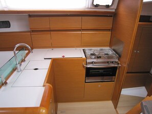 Private kitchen - Sun-Kissed Sailing Adventure in the Saronic Islands (Laurium)