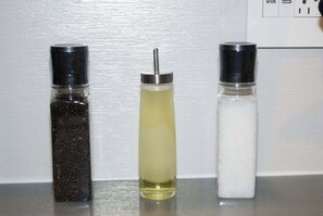 Douche, séchoir à cheveux, serviettes fournies, shampooing