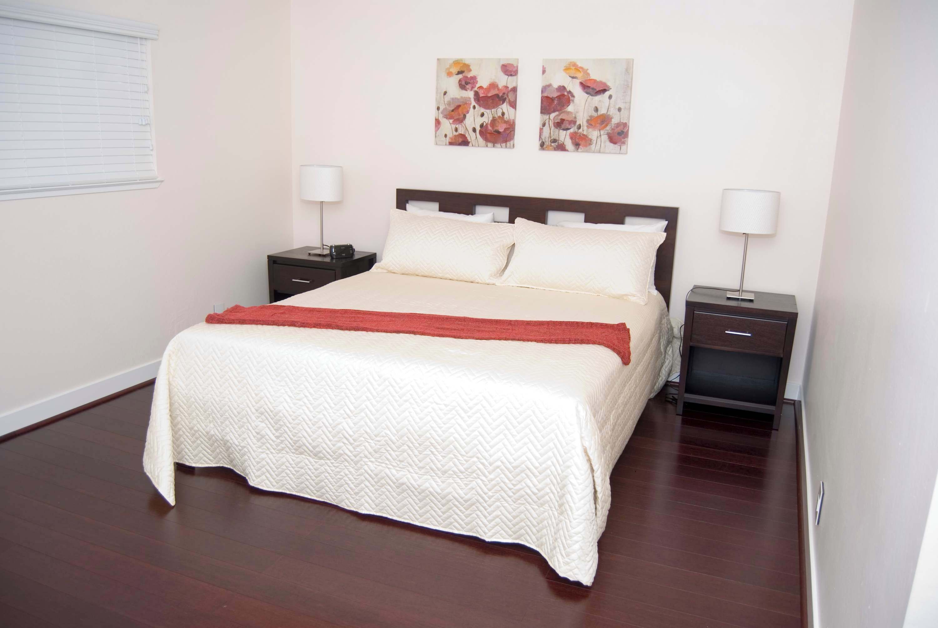 3 habitaciones, tabla de planchar con plancha, wifi y ropa de cama 
