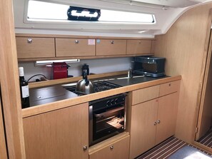 Private kitchen - Sun-Kissed Sailing Adventure in the Saronic Islands (Laurium)