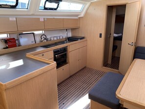 Private kitchen - Sun-Kissed Sailing Adventure in the Saronic Islands (Laurium)