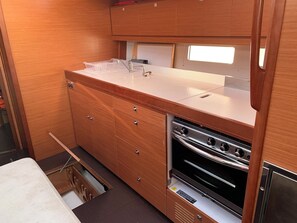 Private kitchen - Sun-Kissed Sailing Adventure in the Saronic Islands (Laurium)