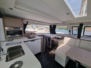 Private kitchen - Sun-Kissed Sailing Adventure in the Saronic Islands (Laurium)