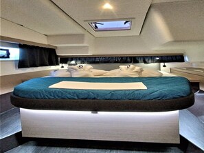 4 bedrooms, in-room safe - Sun-Kissed Sailing Adventure in the Saronic Islands (Laurium)