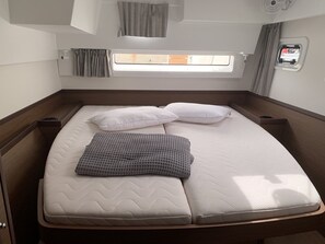 4 bedrooms, in-room safe - Sun-Kissed Sailing Adventure in the Saronic Islands (Laurium)