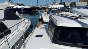 En småbåtshamn med flera yachter förtöjda.