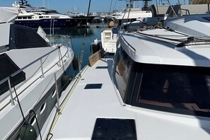 Ein Yachthafen mit mehreren dort vertäuten Yachten.