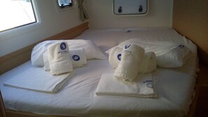 4 bedrooms, in-room safe - Sun-Kissed Sailing Adventure in the Saronic Islands (Laurium)