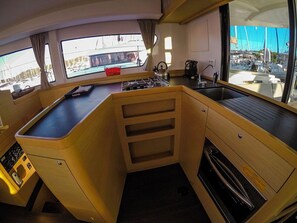 Private kitchen - Sun-Kissed Sailing Adventure in the Saronic Islands (Laurium)