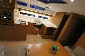 Private kitchen - Sun-Kissed Sailing Adventure in the Saronic Islands (Laurium)