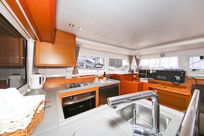 Private kitchen - Sun-Kissed Sailing Adventure in the Ionian Islands (Kontokali)