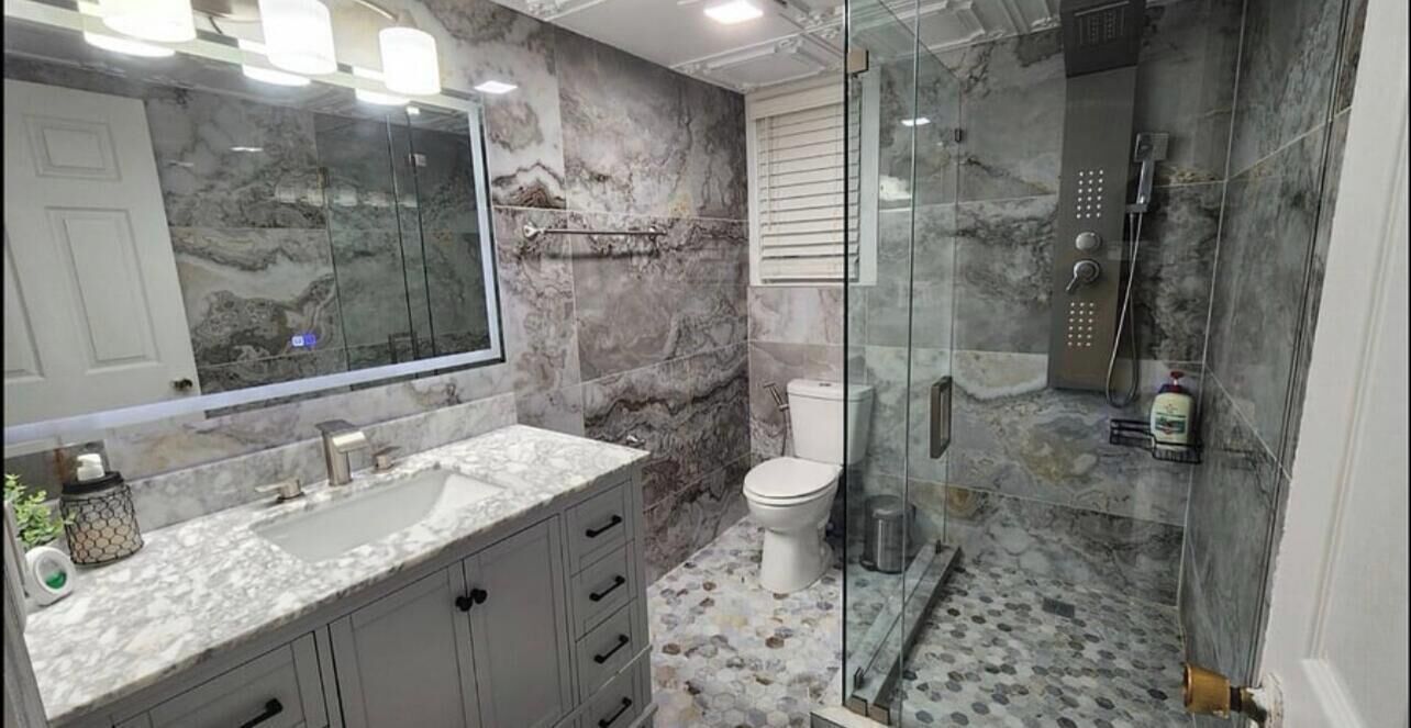 Secadora de cabello, bidet, toallas, jabón 