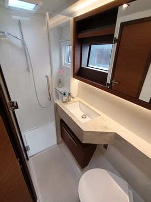 Shower - Sun-Kissed Sailing Adventure in Islas Sarónicas (Alimos)