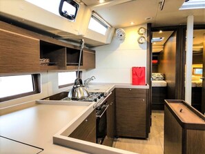 Private kitchen - Sun-Kissed Sailing Adventure in Islas Sarónicas (Alimos)