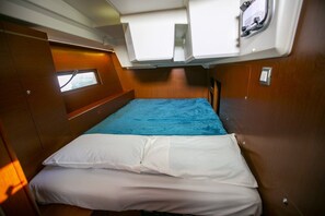 4 bedrooms, in-room safe - Sun-Kissed Sailing Adventure in Islas Sarónicas (Alimos)