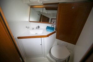 Shower - Sun-Kissed Sailing Adventure in Islas Sarónicas (Alimos)