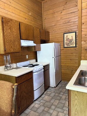 Fridge, microwave, oven, stovetop - Soothing 2-bedroom cabin unit #139  with AC in Holly Lake Ranch (Holly Lake Ranch)