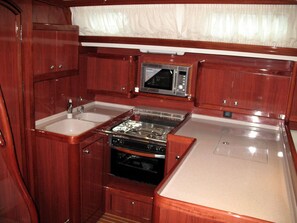 Private kitchen - Sun-Kissed Sailing Adventure in Islas Sarónicas (Alimos)