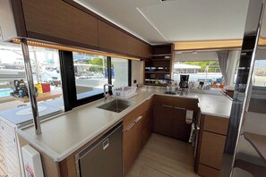Private kitchen - Sun-Kissed Sailing Adventure in the Saronic Islands (Elliniko)