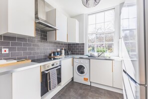Fridge, microwave, coffee/tea maker, toaster - Stylish Angel Studio Near Regent’s Canal (London)