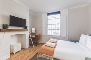 Desk, Internet - Stylish Angel Studio Near Regent’s Canal (London)