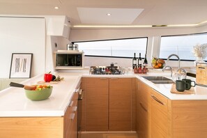 Private kitchen - Sun-Kissed Sailing Adventure in Islas Sarónicas (Alimos)